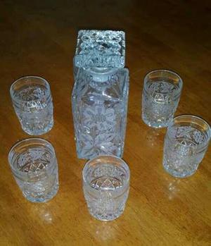 Licorera Y Sus 6 Vasos De Cristal De Bohemia Repujado