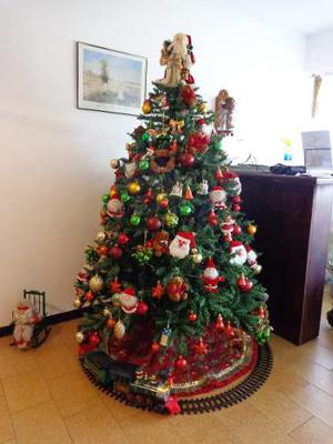 Árbol De Navidad Con Adornos.