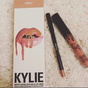 Labiales Kylie Jenner Labial Liquido Matte + Delineador