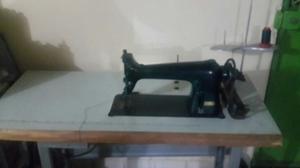 Maquina De Coser Con Rodachin Singer