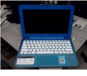 Vendo Laptop Hp Azul y teclado blanco.
