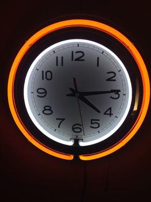 Hermoso Reloj Con Tubos Fluorescentes