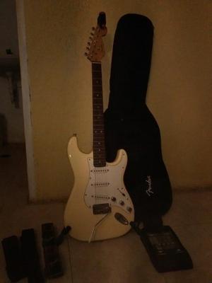 Fender Stratocaster, Estuche, Correas, Afinador, Pedalera.