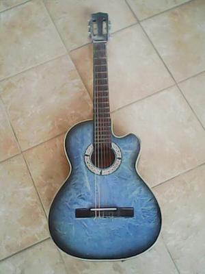 Guitarra Clásica Azul Con Micrófono Instalado.