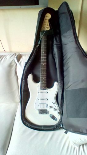 Guitarra Squier Bullet Strat Con Forro Dandre