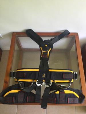 Arnés De Cuerpo Completo Pmi Con Accesorios Petzl