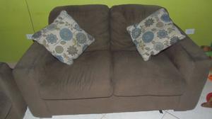 Sofa, Color Marron, Con Sus Almohadas Decorativas