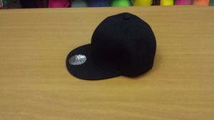 Gorra Plana Negra Snapback Broche Ajustable