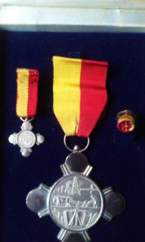 Medalla Antigua Merito Al Trabajo En Su Segunda Clase