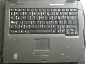 Laptop Lenovo Con Pantalla Partida Y Detalles De Carcasa.