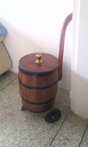 Barril De Madera Con Ruedas