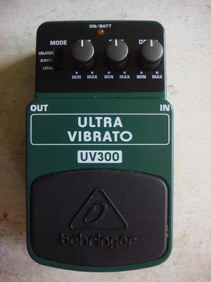 Pedal Ultra Vibrato Behringer Uv300