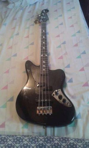 Bajo Eléctrico Squier By Fender Modelo Jagguar