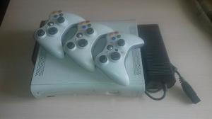 Consola Xbox 360 Chipeada Disco Duro De 120 Gb Y 3 Controles