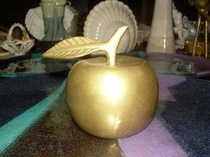 Figura Antigua De Bronce En Forma De Manzana En Perfecto Est