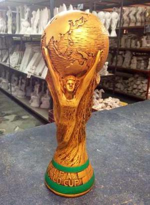 Copa Mundial En Yeso Pintada