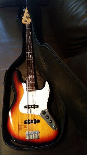 Bajo Fender Squier Jazz Bass + Regalo