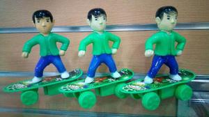 Figura Super Héroe Ben 10 En Patineta Fricción Cuerda