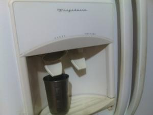 Nevera Frigidaire 26 Con Dispensador De Hielo Agua Sin Motor