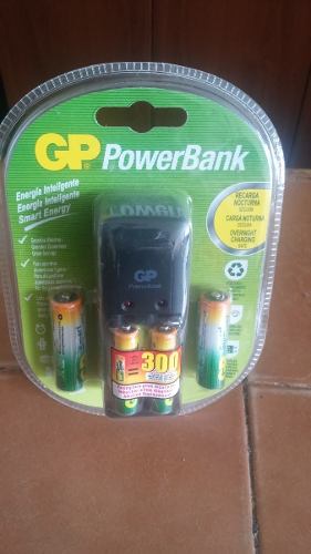 Cargador De Baterías Gp + 2 Baterías Aa Y 2 Baterías Aaa
