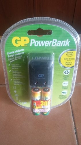 Cargador De Baterías Gp + 2 Baterías Aaa