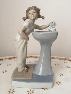 Lladro Niña Del Lavabo #01014838