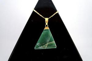 Collar Con Dije Triangulo En Cuarzo Verde Piedra Natural