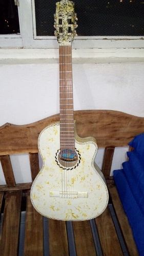 Guitarra Acústica Venezolana Con Forro De Cuero Original