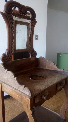 Aguamanil Antiguo En Madera Con Detalles