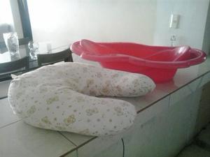 Dona Para Amamantar Y Bañera De Niña