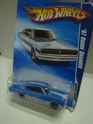 Hot Wheels 67 Dodge Charger - Muscle Mania - Escala 1:64
