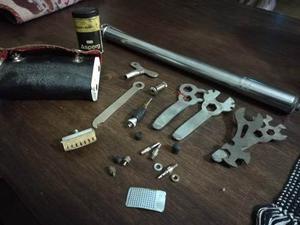 Antiguo Kit De Reparacion De Ciclista Con Su Bomba Y Estuche