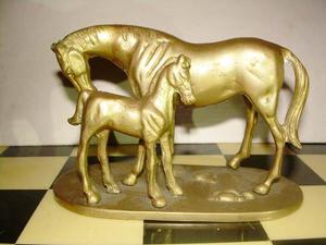 Antigua Figura De Bronce En Forma De Caballos Amor De Madre