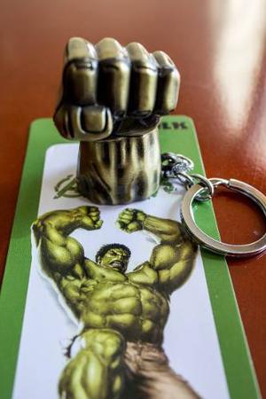Llavero Metalico Puño De Hulk Dorado Marvel