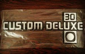 Emblema Custon De Luxe 30 Metal Pulido