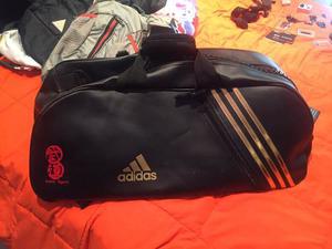 Bolso adidas Karate.