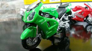 Coleccion Moto Kawasaki Escala 1/18 Maisto