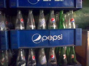Gaveras De Refresco Pepsi Con Su Botellas