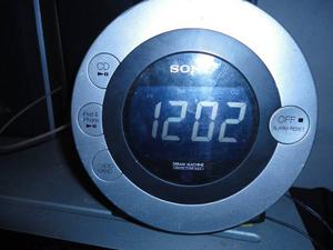 Reloj Radio Despertador Cd Aux Ipod Iphone. Icf-cd3ip.