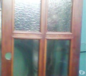 puerta de madera maciza con vidrios