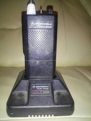 Gp300 Motorola Radio Transmisor Portátil Banda Uhf Cargador