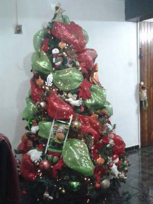 Árbol De Navidad Con Adornos Y Pesebre