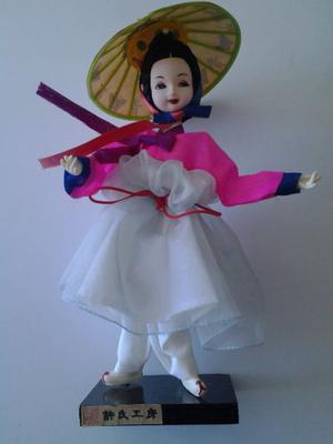 Muñeca Coreana En Su Caja.