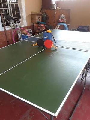 Mesa De Ping Pong Usada Con Raquetas Y Pelotas