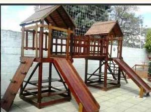 Parque Infantil De Madera Con Torre