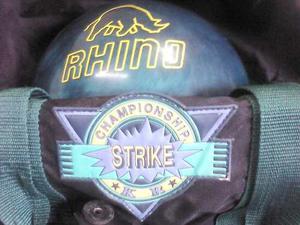 Pelota De Bowling Rhino 14lbs Con Su Maletin En Buen Estado