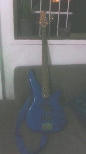 Bajo Yamaha Azul