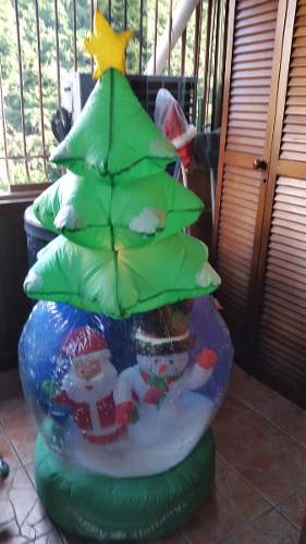 Arbolito Inflable De Navidad Con Santa Y Un Muñeco De Nieve