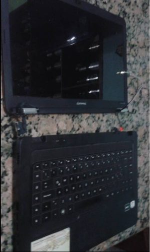 Pantalla De Lapto Compaq Y Cascasa Con Teclado Y Mouse