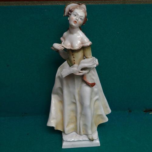 Figura En Porcelana Alemana Hutschenreuther Mujer Recitando